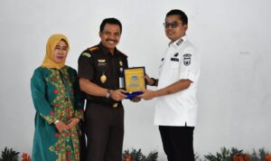 Suasana haru penuh kehangatan mengiringi langkah Kejari Langsa Efrianto yang akan melaksanakan tugas sebagai Inspektur Muda Kepegawaian Suasana haru penuh kehangatan mengiringi langkah Kejari Langsa Efrianto yang akan melaksanakan tugas sebagai Inspektur Muda Kepegawaian