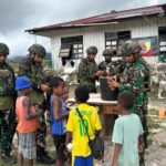 Dalam rangka pencegahan stunting dan peningkatan gizi masyarakat, Satgas Yonif 521/DY membagikan makanan tambahan bergizi bagi masyarakat