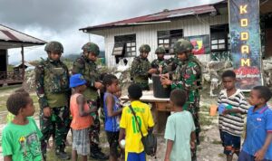 Dalam rangka pencegahan stunting dan peningkatan gizi masyarakat, Satgas Yonif 521/DY membagikan makanan tambahan bergizi bagi masyarakat
