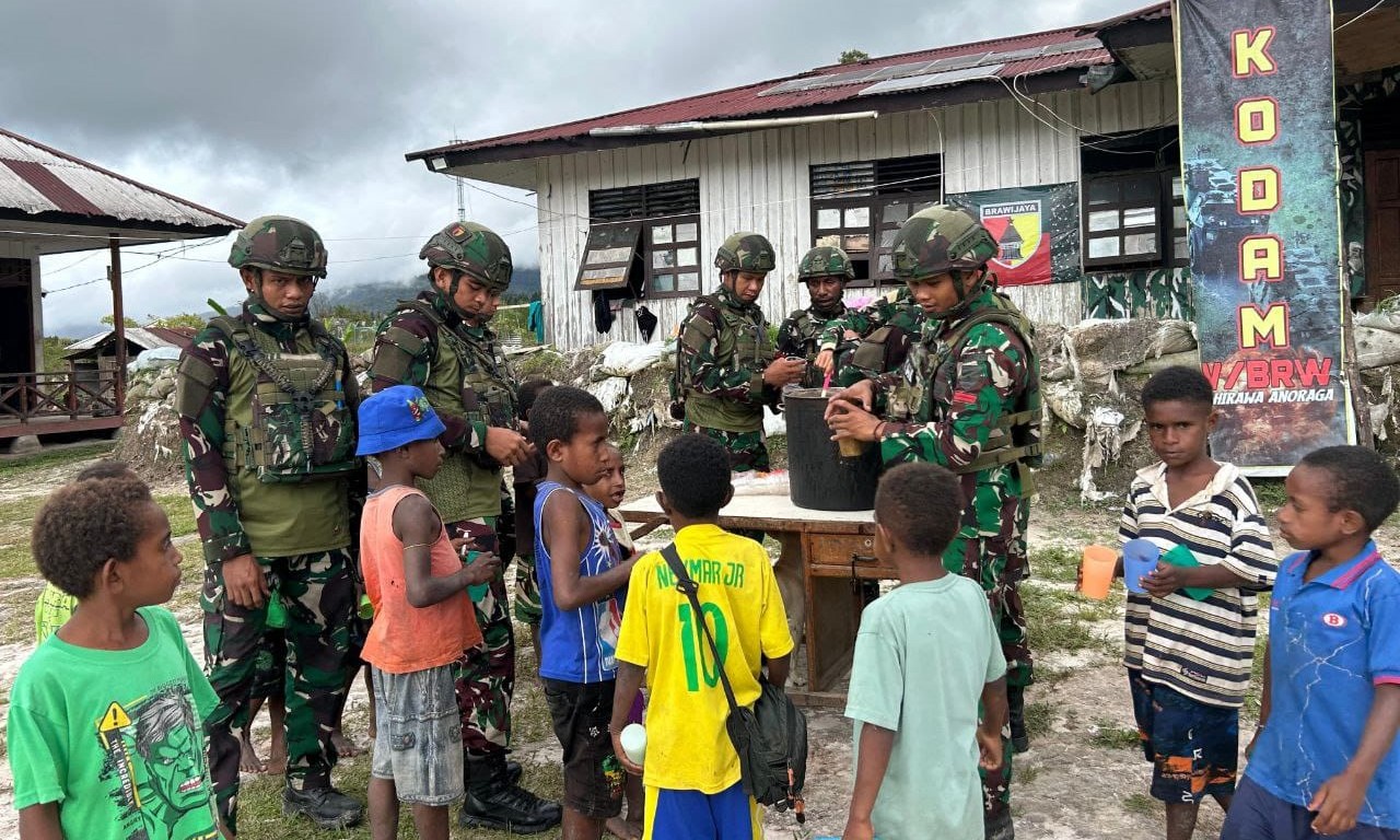 Dalam rangka pencegahan stunting dan peningkatan gizi masyarakat, Satgas Yonif 521/DY membagikan makanan tambahan bergizi bagi masyarakat