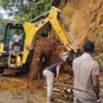 Bupati Aceh Timur, Iskandar Usman Al-Farlaky menginstruksikan pengerahan alat berat untuk membantu penanganan tanah longsor