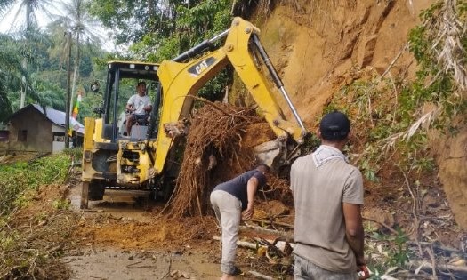 Bupati Aceh Timur, Iskandar Usman Al-Farlaky menginstruksikan pengerahan alat berat untuk membantu penanganan tanah longsor